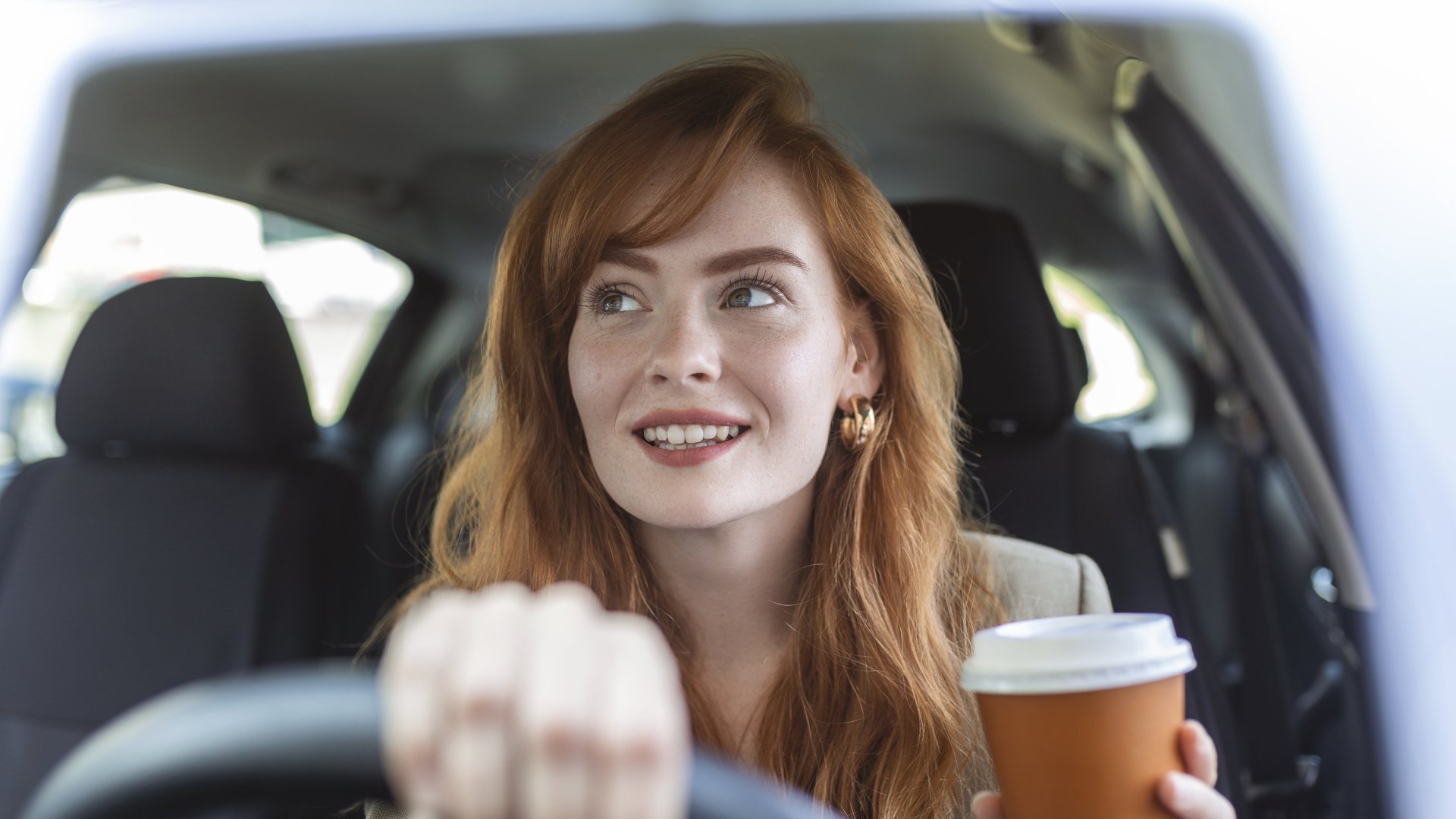 Manger, boire, lire, qu'ai-je le droit de faire au volant ?